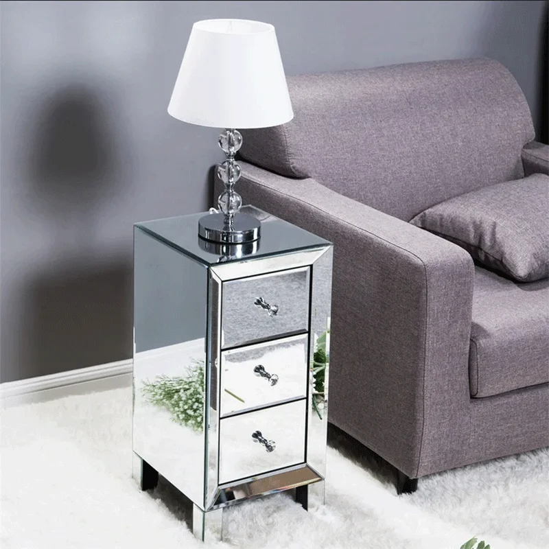 Скандинавское зеркало, маленький прикроватный столик с подсветкой, роскошный диван сбоку, несколько современных простых шкафов для хранения, многофункциональные шкафчики