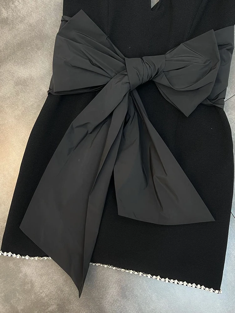 TWOTWINSTYLE Черное лоскутное платье с бантом и бриллиантами для женщин, мини-платья без рукавов с V-образным вырезом, женский стиль одежды, Новинка 2022 года