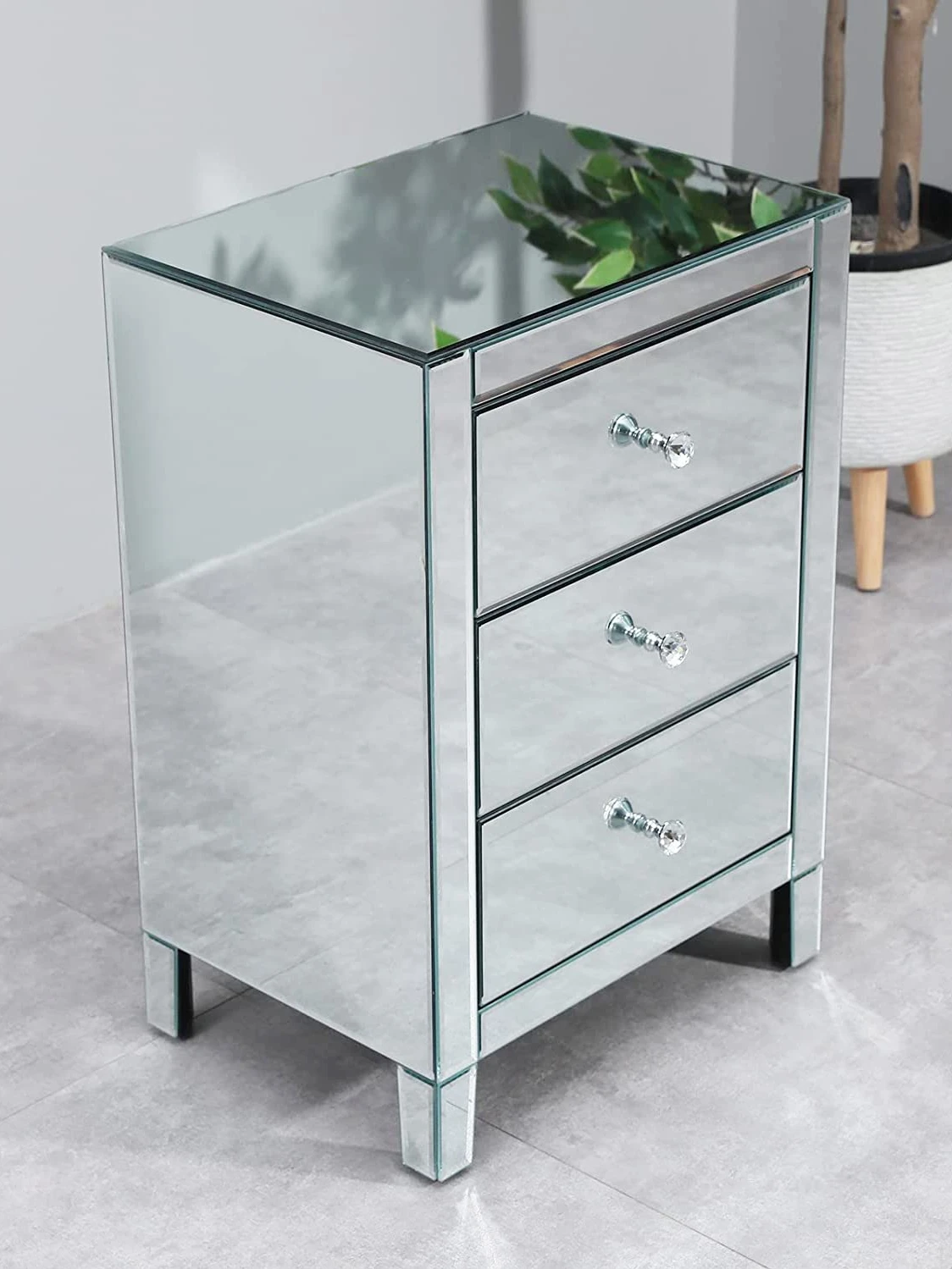 Скандинавское зеркало, маленький прикроватный столик с подсветкой, роскошный диван сбоку, несколько современных простых шкафов для хранения, многофункциональные шкафчики