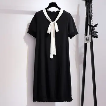 Тонкий галстук-бабочка, платье с деревянными ушками, маленькая черная юбка, прикрывающая живот, белая