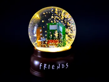 Прозрачный Хрустальный шар Рождественское украшение Друзья Телешоу Centralperk Снежный Хрустальный шар Орнамент со светом Рождественский подарок Другу